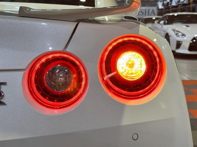 GT-R プレミアムエディション R35GT-R最終モデル/MY25モデル/ワンオーナー/新車ビニール/ファッショナブルインテリア/ブルーヘブン/リア3面プライバシーガラス/BOSEサウンドシステム/レイズ製20インチアルミホイール(39枚目)