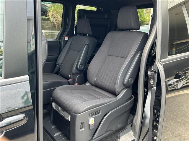 ヴォクシー S-G 福祉車両/両側パワスラ/7人乗り/フリップダウンモニター/純正ナビ/フルセグTV/Bluetooth/ビルトインETC2.0/プッシュスタート/レザーステアリング/衝突軽減ブレーキ/サイドリフトUP/(5枚目)