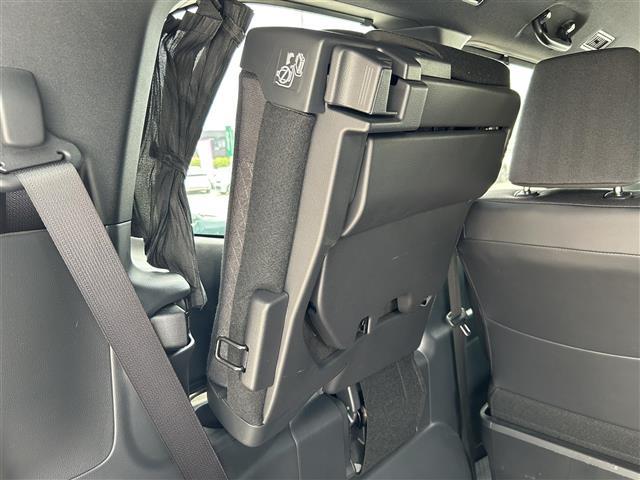 ヴォクシー S-G 福祉車両/両側パワスラ/7人乗り/フリップダウンモニター/純正ナビ/フルセグTV/Bluetooth/ビルトインETC2.0/プッシュスタート/レザーステアリング/衝突軽減ブレーキ/サイドリフトUP/(9枚目)