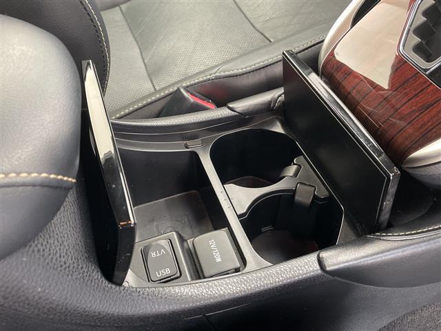 ハリアー プレミアム 1オナ/黒革シート/純正ナビ/クルコン/ETC/バックカメラ/レザーステアリング/パワーバックドア/プッシュスタート/パワーシート/フルセグTV/シートヒーター/Bluetooth/AUTOライト/(17枚目)