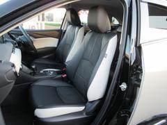 フロントシートは体に沿ってシートがしなやかにたわむ構造により、シート全体で包み込まれるような心地よいフィット感を実現。長時間ドライブでも正しいドライビングポジションを保ちやすいのが特長です。 6