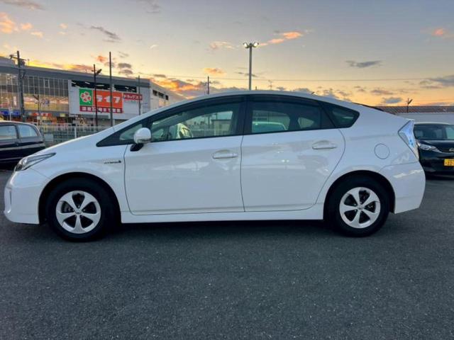 プリウス Ｓ　社外　ナビ／ヘッドランプ　ＨＩＤ／Ｂｌｕｅｔｏｏｔｈ接続／ＥＴＣ／ＥＢＤ付ＡＢＳ／横滑り防止装置／バックモニター／フルセグＴＶ／禁煙車／エアバッグ　運転席／エアバッグ　助手席／エアバッグ　サイド（2枚目）