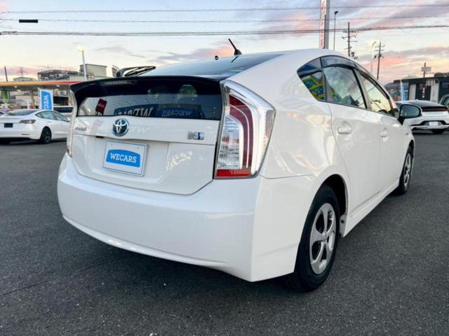 プリウス Ｓ　社外　ナビ／ヘッドランプ　ＨＩＤ／Ｂｌｕｅｔｏｏｔｈ接続／ＥＴＣ／ＥＢＤ付ＡＢＳ／横滑り防止装置／バックモニター／フルセグＴＶ／禁煙車／エアバッグ　運転席／エアバッグ　助手席／エアバッグ　サイド（3枚目）