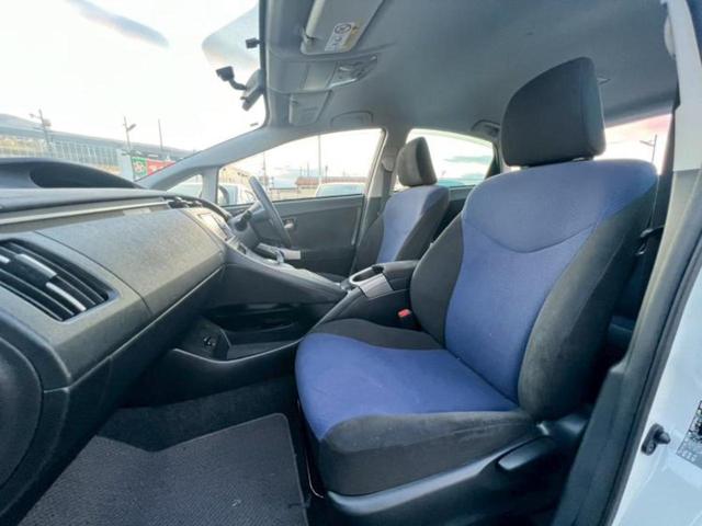 プリウス Ｓ　社外　ナビ／ヘッドランプ　ＨＩＤ／Ｂｌｕｅｔｏｏｔｈ接続／ＥＴＣ／ＥＢＤ付ＡＢＳ／横滑り防止装置／バックモニター／フルセグＴＶ／禁煙車／エアバッグ　運転席／エアバッグ　助手席／エアバッグ　サイド（5枚目）