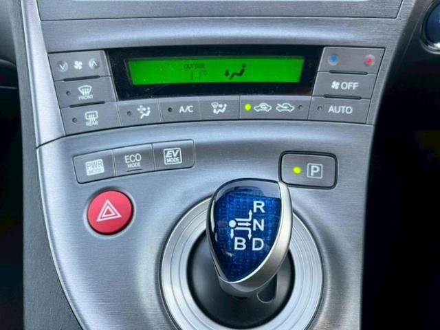 プリウス Ｓ　社外　ナビ／ヘッドランプ　ＨＩＤ／Ｂｌｕｅｔｏｏｔｈ接続／ＥＴＣ／ＥＢＤ付ＡＢＳ／横滑り防止装置／バックモニター／フルセグＴＶ／禁煙車／エアバッグ　運転席／エアバッグ　助手席／エアバッグ　サイド（11枚目）