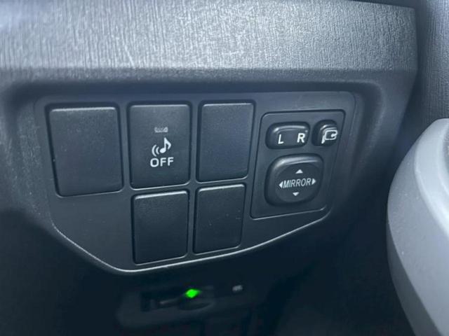 プリウス Ｓ　社外　ナビ／ヘッドランプ　ＨＩＤ／Ｂｌｕｅｔｏｏｔｈ接続／ＥＴＣ／ＥＢＤ付ＡＢＳ／横滑り防止装置／バックモニター／フルセグＴＶ／禁煙車／エアバッグ　運転席／エアバッグ　助手席／エアバッグ　サイド（13枚目）