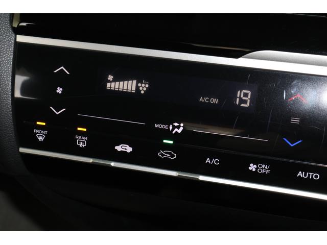 フィット １３Ｇ・Ｆパッケージ　オートリトラミラー　スマキー　ＶＳＡ　スマ－トキ－　助手席エアバッグ　オートエアコン　エアバック　ＰＳ　キ－フリ－　ＰＷ　ＡＢＳ　アイドリングＳＴＯＰ（4枚目）