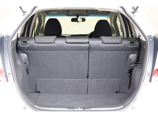 フィット １３Ｇ・Ｆパッケージ　オートリトラミラー　スマキー　ＶＳＡ　スマ－トキ－　助手席エアバッグ　オートエアコン　エアバック　ＰＳ　キ－フリ－　ＰＷ　ＡＢＳ　アイドリングＳＴＯＰ（17枚目）