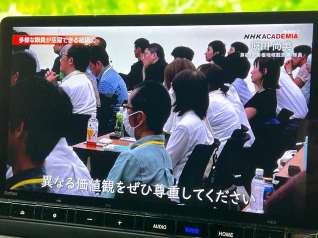 オデッセイハイブリッド ｅＨＥＶアブソルート・ＥＸブラックエディション　保証書／純正　１１インチ　ＳＤナビ／フリップダウンモニター／両側電動スライドドア／シートヒーター／マルチビューカメラシステム／車線逸脱防止支援システム／シート　フルレザー／電動バックドア　革シート（12枚目）