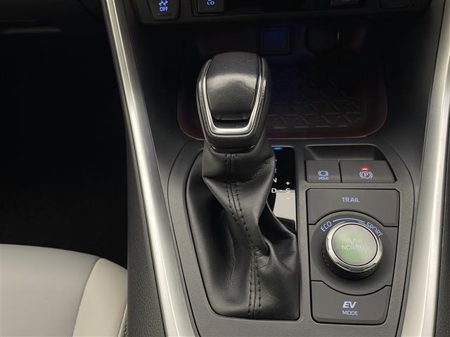 ＲＡＶ４ ハイブリッドＧ　禁煙車　トヨタセーフティセンス　純正９型ナビＴＶ　バックカメラ　アダプティブクルーズコントロール　レーンディパーチャーアラート　レザーシート　４ＷＤ　パワーバックドア　シートヒーター　スマートキー（8枚目）