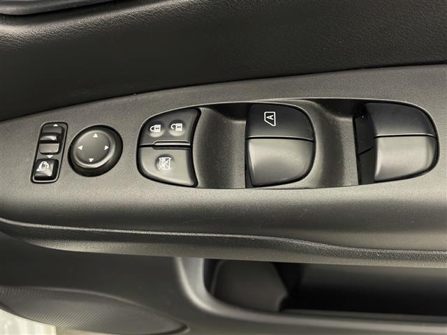 セレナ e-パワー ハイウェイスターV 禁煙車 純正9型ナビ CD DVD BTオーディオ フルセグTV 全方位カメラ クルーズコントロール 両側パワースライドドア ステアリングヒーター 前席シートヒーター ドライブレコーダー ETC(16枚目)