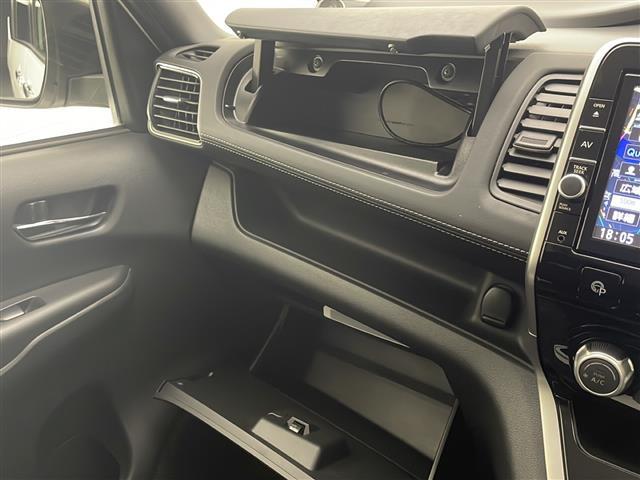 セレナ e-パワー ハイウェイスターV 禁煙車 純正9型ナビ CD DVD BTオーディオ フルセグTV 全方位カメラ クルーズコントロール 両側パワースライドドア ステアリングヒーター 前席シートヒーター ドライブレコーダー ETC(17枚目)