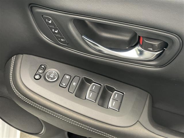 ＺＲ－Ｖ ｅ：ＨＥＶ　Ｚ　禁煙　ホンダセンシング　ブラインドスポットインフォメーション　ＢＯＳＥサウンド　純正９インチナビ　フルセグＴＶ　マルチビューカメラシステム　黒本革シート　シートヒーター　パワーシート　電動リアゲート（15枚目）