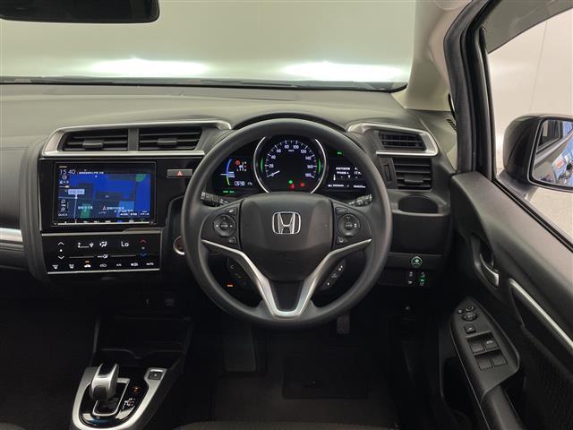 フィットハイブリッド Ｆコンフォートエディション　禁煙車　純正８型ナビ　ＣＤ　ＤＶＤ　ＢＴオーディオ　ＵＳＢ　フルセグＴＶ　バックカメラ　ＬＫＡ　衝突軽減ブレーキシステム　先行車発進お知らせ　標識認識機能　レーダークルーズコントロール　ＥＴＣ（12枚目）