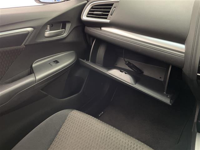 フィットハイブリッド Ｆコンフォートエディション　禁煙車　純正８型ナビ　ＣＤ　ＤＶＤ　ＢＴオーディオ　ＵＳＢ　フルセグＴＶ　バックカメラ　ＬＫＡ　衝突軽減ブレーキシステム　先行車発進お知らせ　標識認識機能　レーダークルーズコントロール　ＥＴＣ（18枚目）