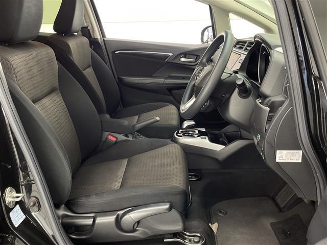 フィットハイブリッド Ｆコンフォートエディション　禁煙車　純正８型ナビ　ＣＤ　ＤＶＤ　ＢＴオーディオ　ＵＳＢ　フルセグＴＶ　バックカメラ　ＬＫＡ　衝突軽減ブレーキシステム　先行車発進お知らせ　標識認識機能　レーダークルーズコントロール　ＥＴＣ（20枚目）