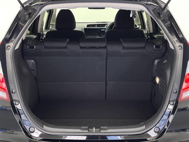 フィットハイブリッド Ｆコンフォートエディション　禁煙車　純正８型ナビ　ＣＤ　ＤＶＤ　ＢＴオーディオ　ＵＳＢ　フルセグＴＶ　バックカメラ　ＬＫＡ　衝突軽減ブレーキシステム　先行車発進お知らせ　標識認識機能　レーダークルーズコントロール　ＥＴＣ（24枚目）