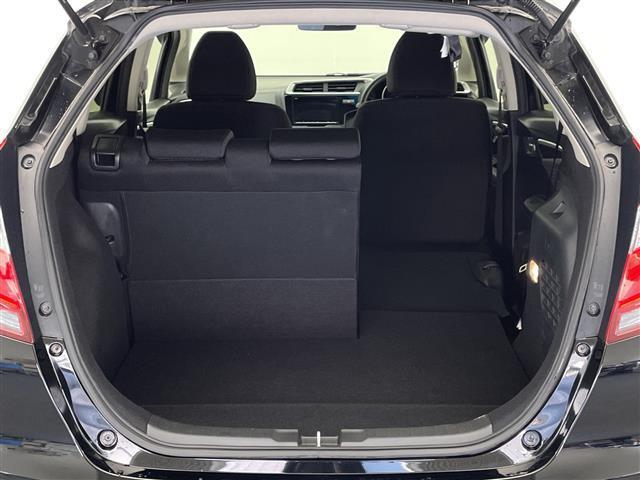 フィットハイブリッド Ｆコンフォートエディション　禁煙車　純正８型ナビ　ＣＤ　ＤＶＤ　ＢＴオーディオ　ＵＳＢ　フルセグＴＶ　バックカメラ　ＬＫＡ　衝突軽減ブレーキシステム　先行車発進お知らせ　標識認識機能　レーダークルーズコントロール　ＥＴＣ（25枚目）