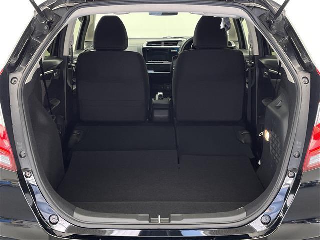 フィットハイブリッド Ｆコンフォートエディション　禁煙車　純正８型ナビ　ＣＤ　ＤＶＤ　ＢＴオーディオ　ＵＳＢ　フルセグＴＶ　バックカメラ　ＬＫＡ　衝突軽減ブレーキシステム　先行車発進お知らせ　標識認識機能　レーダークルーズコントロール　ＥＴＣ（26枚目）