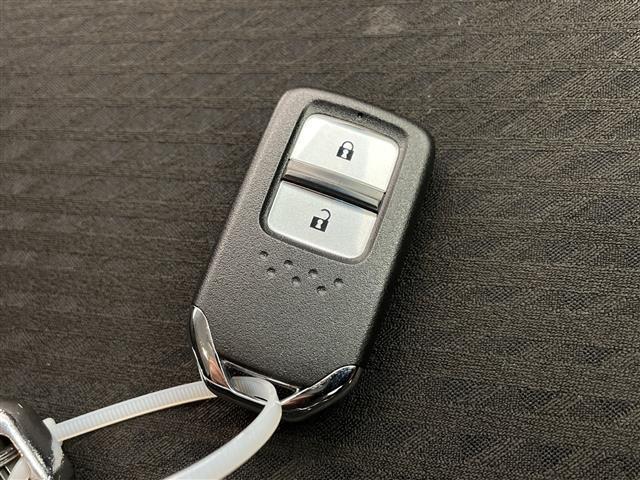 フィットハイブリッド Ｆコンフォートエディション　禁煙車　純正８型ナビ　ＣＤ　ＤＶＤ　ＢＴオーディオ　ＵＳＢ　フルセグＴＶ　バックカメラ　ＬＫＡ　衝突軽減ブレーキシステム　先行車発進お知らせ　標識認識機能　レーダークルーズコントロール　ＥＴＣ（33枚目）