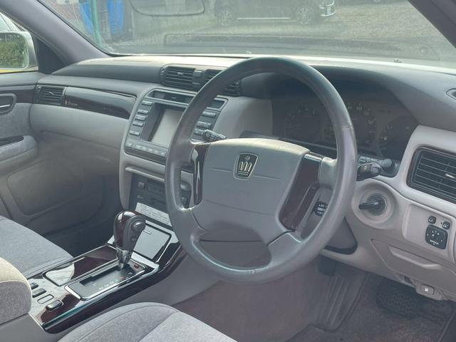 クラウン ロイヤルサルーン　プレミアム　ナビ／ＥＴＣ／クルーズコントロール／オートライト／電格ミラー／前席パワーシート／後席パワーシート／パワーウィンドウ／パワーステアリング／シガーソケット／純正アルミホイール（16枚目）