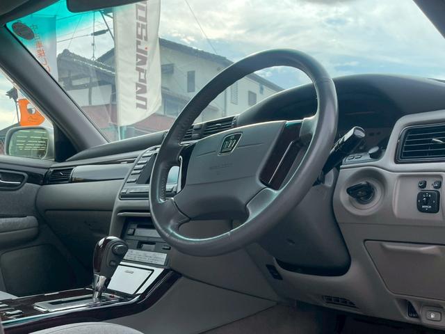 クラウン ロイヤルサルーン　プレミアム　ナビ／ＥＴＣ／クルーズコントロール／オートライト／電格ミラー／前席パワーシート／後席パワーシート／パワーウィンドウ／パワーステアリング／シガーソケット／純正アルミホイール（17枚目）