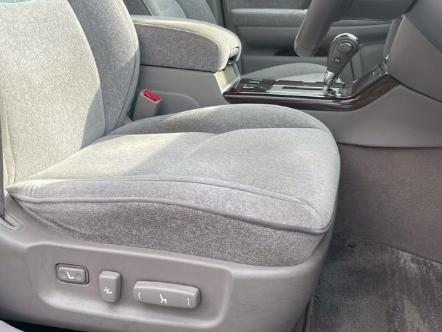 クラウン ロイヤルサルーン　プレミアム　ナビ／ＥＴＣ／クルーズコントロール／オートライト／電格ミラー／前席パワーシート／後席パワーシート／パワーウィンドウ／パワーステアリング／シガーソケット／純正アルミホイール（19枚目）