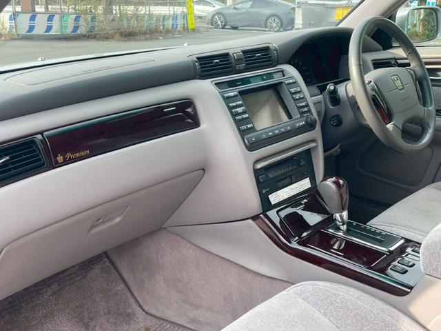 クラウン ロイヤルサルーン　プレミアム　ナビ／ＥＴＣ／クルーズコントロール／オートライト／電格ミラー／前席パワーシート／後席パワーシート／パワーウィンドウ／パワーステアリング／シガーソケット／純正アルミホイール（20枚目）