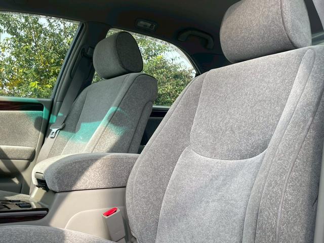 クラウン ロイヤルサルーン　プレミアム　ナビ／ＥＴＣ／クルーズコントロール／オートライト／電格ミラー／前席パワーシート／後席パワーシート／パワーウィンドウ／パワーステアリング／シガーソケット／純正アルミホイール（22枚目）