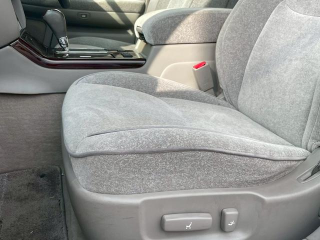 クラウン ロイヤルサルーン　プレミアム　ナビ／ＥＴＣ／クルーズコントロール／オートライト／電格ミラー／前席パワーシート／後席パワーシート／パワーウィンドウ／パワーステアリング／シガーソケット／純正アルミホイール（23枚目）