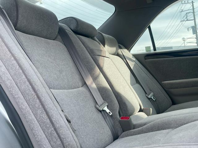 クラウン ロイヤルサルーン　プレミアム　ナビ／ＥＴＣ／クルーズコントロール／オートライト／電格ミラー／前席パワーシート／後席パワーシート／パワーウィンドウ／パワーステアリング／シガーソケット／純正アルミホイール（24枚目）