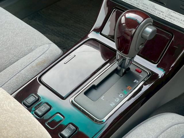 クラウン ロイヤルサルーン　プレミアム　ナビ／ＥＴＣ／クルーズコントロール／オートライト／電格ミラー／前席パワーシート／後席パワーシート／パワーウィンドウ／パワーステアリング／シガーソケット／純正アルミホイール（35枚目）