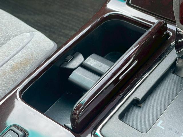 クラウン ロイヤルサルーン　プレミアム　ナビ／ＥＴＣ／クルーズコントロール／オートライト／電格ミラー／前席パワーシート／後席パワーシート／パワーウィンドウ／パワーステアリング／シガーソケット／純正アルミホイール（42枚目）