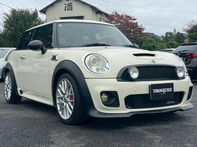 MINI ジョンクーパーワークス ナビ バックモニター レザーシート 17インチアルミホイール オートエアコン ETC キーレスキー リアワイパー パワーステアリング パワーウィンドウ フォグライト(9枚目)