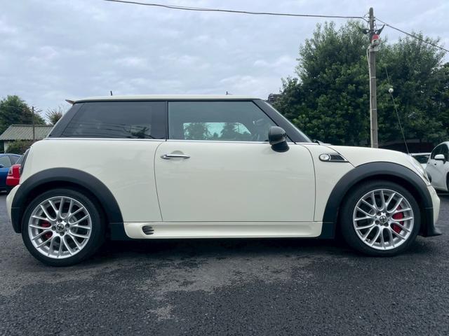 MINI ジョンクーパーワークス ナビ バックモニター レザーシート 17インチアルミホイール オートエアコン ETC キーレスキー リアワイパー パワーステアリング パワーウィンドウ フォグライト(10枚目)