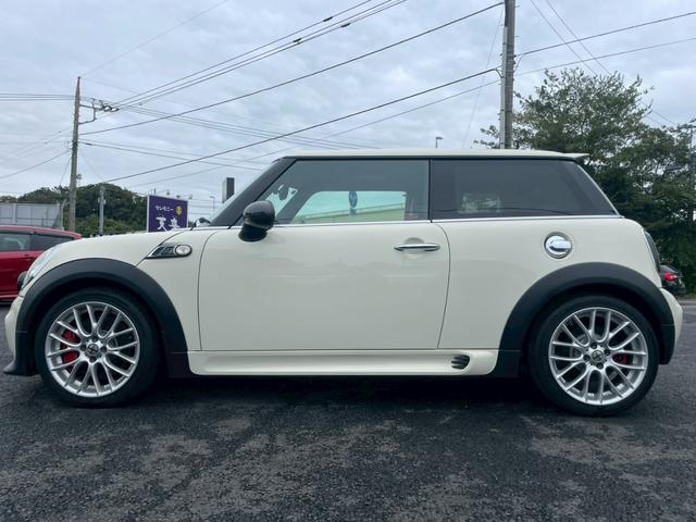 MINI ジョンクーパーワークス ナビ バックモニター レザーシート 17インチアルミホイール オートエアコン ETC キーレスキー リアワイパー パワーステアリング パワーウィンドウ フォグライト(14枚目)