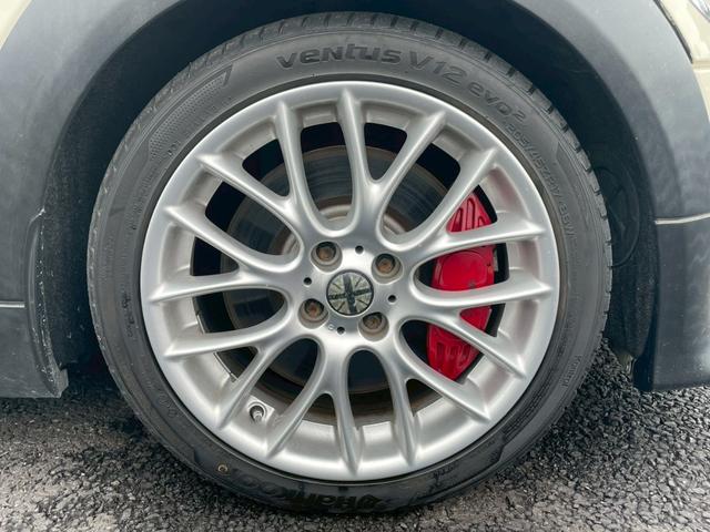 MINI ジョンクーパーワークス ナビ バックモニター レザーシート 17インチアルミホイール オートエアコン ETC キーレスキー リアワイパー パワーステアリング パワーウィンドウ フォグライト(20枚目)