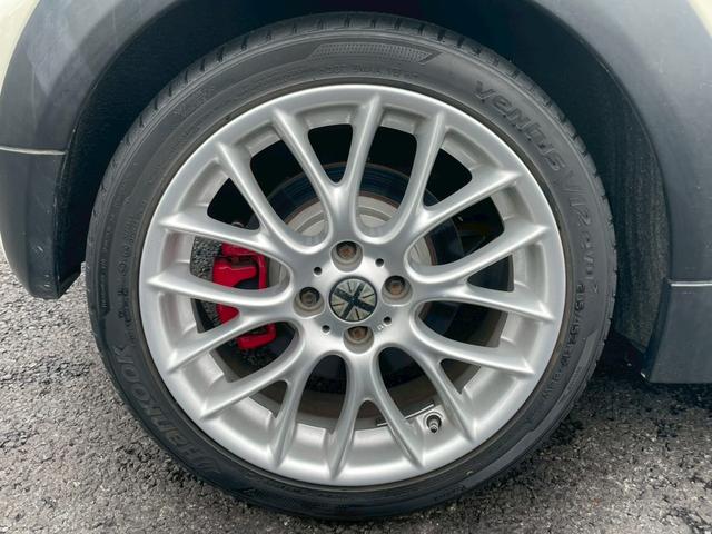 MINI ジョンクーパーワークス ナビ バックモニター レザーシート 17インチアルミホイール オートエアコン ETC キーレスキー リアワイパー パワーステアリング パワーウィンドウ フォグライト(21枚目)