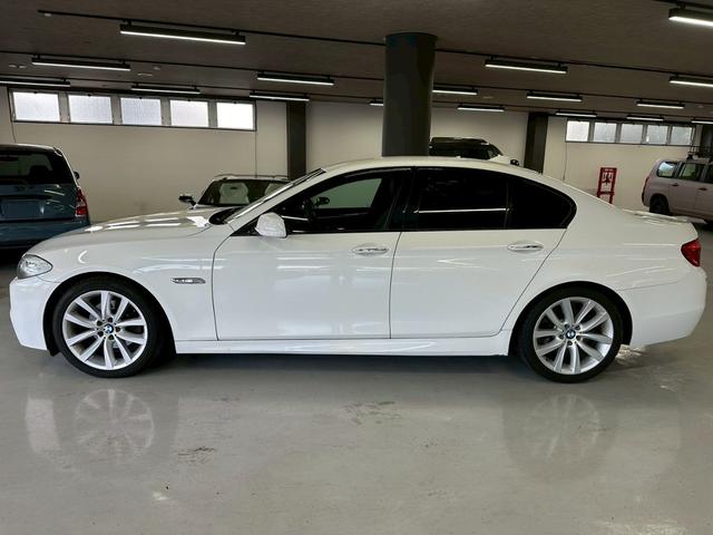 5シリーズ 528i Mスポーツパッケージ ユーザー買取車 本革シート ナビ バックカメラ 純正19インチアルミホイール  HIDヘッドライト オートエアコン ETC スマートキープッシュスタート(9枚目)