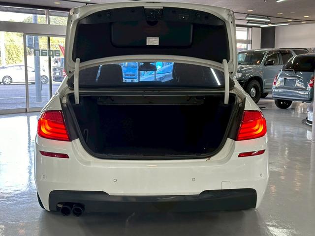 5シリーズ 528i Mスポーツパッケージ ユーザー買取車 本革シート ナビ バックカメラ 純正19インチアルミホイール  HIDヘッドライト オートエアコン ETC スマートキープッシュスタート(10枚目)