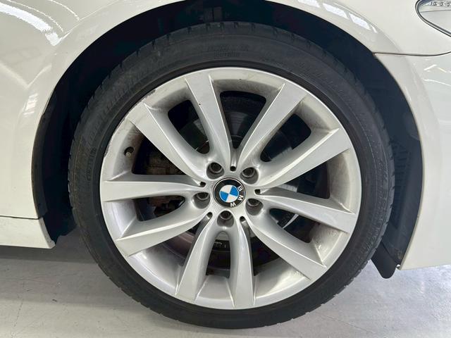 5シリーズ 528i Mスポーツパッケージ ユーザー買取車 本革シート ナビ バックカメラ 純正19インチアルミホイール  HIDヘッドライト オートエアコン ETC スマートキープッシュスタート(15枚目)