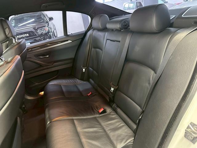 5シリーズ 528i Mスポーツパッケージ ユーザー買取車 本革シート ナビ バックカメラ 純正19インチアルミホイール  HIDヘッドライト オートエアコン ETC スマートキープッシュスタート(26枚目)