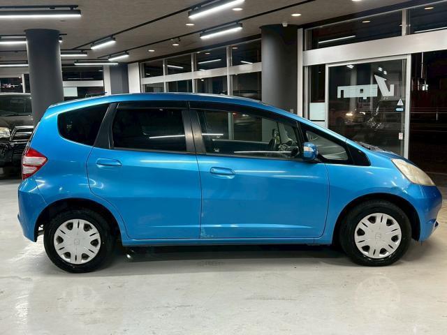 フィット G ユーザー買取車 ワンオーナー ETC キーレスキー マニュアルエアコン 電動ドアミラー バイザー リアワイパー パワーステアリング パワーウィンドウ アクセサリーソケット(10枚目)