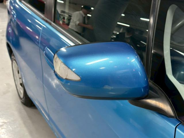 フィット G ユーザー買取車 ワンオーナー ETC キーレスキー マニュアルエアコン 電動ドアミラー バイザー リアワイパー パワーステアリング パワーウィンドウ アクセサリーソケット(15枚目)