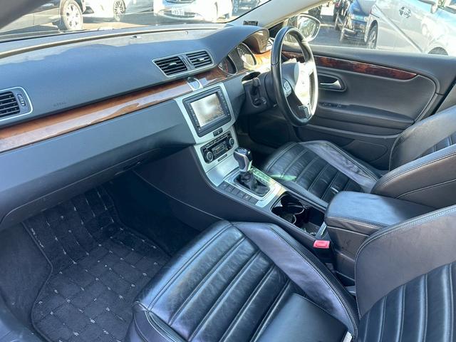 パサートＣＣ ２．０ＴＳＩ　革シート　純正ナビ　バックカメラ　テレビ　アルミホイール　１９インチ　エアコン　ＥＴＣ　プッシュスタート　スマートキー　パワーウィンドウ（25枚目）