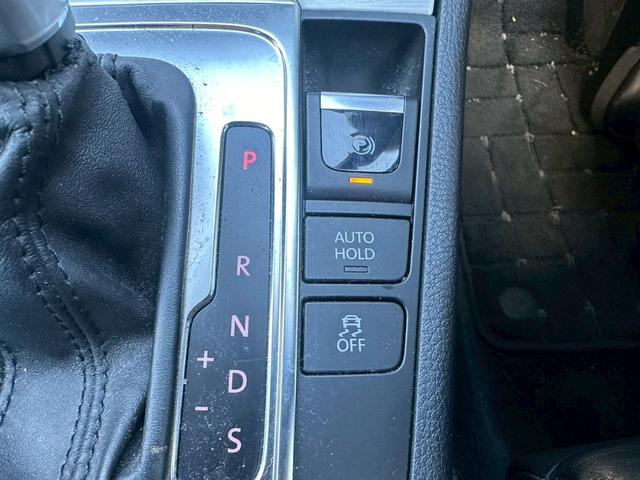 パサートＣＣ ２．０ＴＳＩ　革シート　純正ナビ　バックカメラ　テレビ　アルミホイール　１９インチ　エアコン　ＥＴＣ　プッシュスタート　スマートキー　パワーウィンドウ（44枚目）