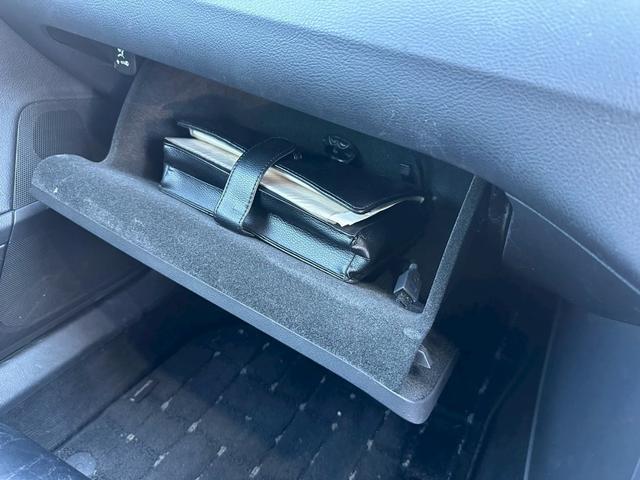 パサートＣＣ ２．０ＴＳＩ　革シート　純正ナビ　バックカメラ　テレビ　アルミホイール　１９インチ　エアコン　ＥＴＣ　プッシュスタート　スマートキー　パワーウィンドウ（56枚目）