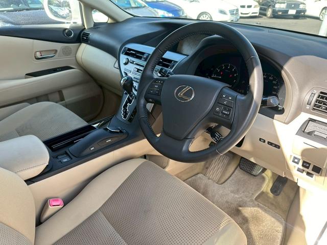 在庫車両は各展示場保管をしております。事前にご予約を頂ければご覧になりやすい場所にご準備をさせて頂きますので、ご来店前にはご連絡を頂ければ幸いです！