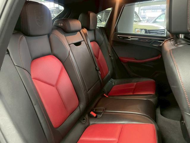 マカン マカンＳ　ユーザー買取車　スポーツクロノＰＫＧ　コンビシート　シートヒーター　ナビ　ＴＶ　バックカメラ　純正２１インチＡＷ　ＥＴＣ　パワーバックドア　スマートキー　取扱説明書　記録簿（26枚目）