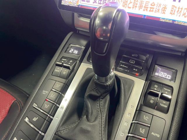 マカン マカンＳ　ユーザー買取車　スポーツクロノＰＫＧ　コンビシート　シートヒーター　ナビ　ＴＶ　バックカメラ　純正２１インチＡＷ　ＥＴＣ　パワーバックドア　スマートキー　取扱説明書　記録簿（41枚目）